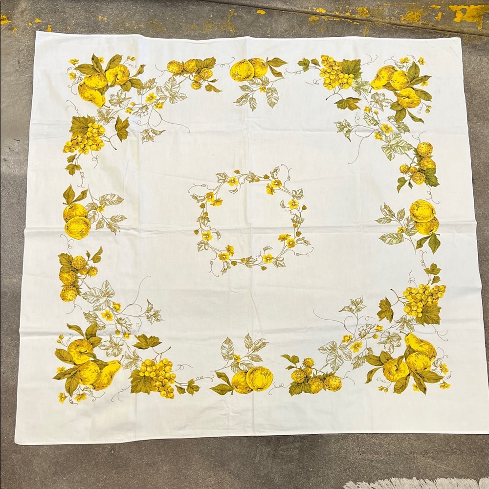Vintage Tablecloth perfect size & the gold apples & berries are beautiful Soft